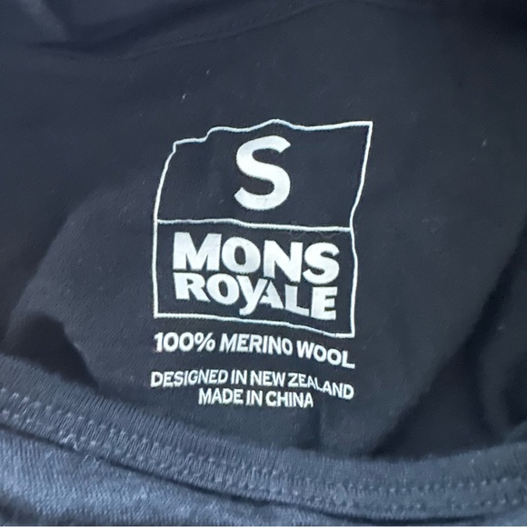 Mons Royale Yotei Powder Hood - Long Sleeve - Black - Large Marino wool Small - Picture 6 of 13